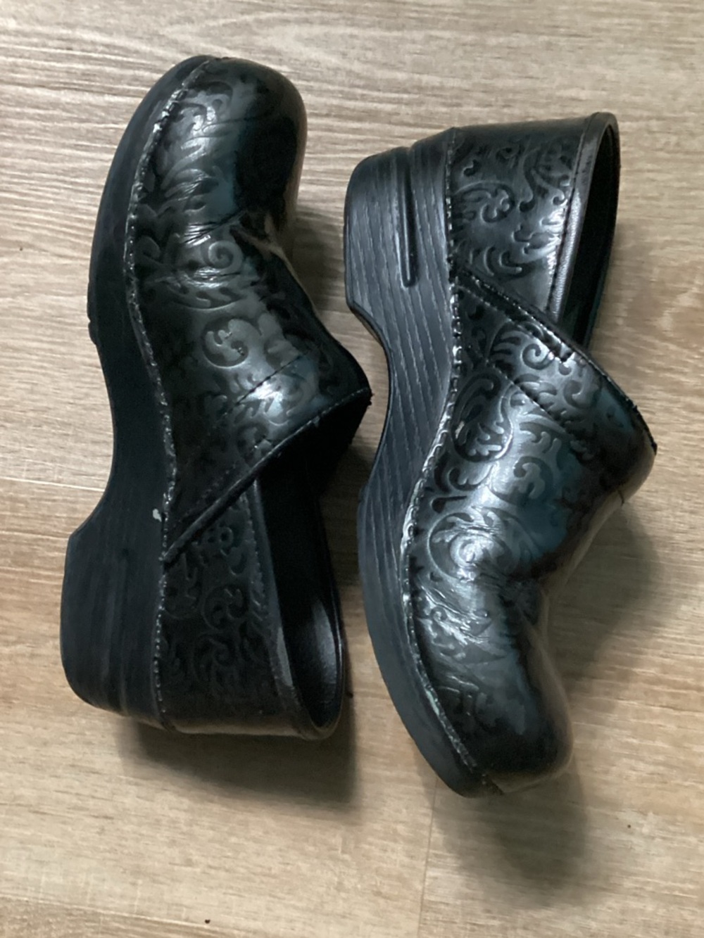 Dansko Professional Clogs in Black Patent Embossed Leather Size 9 - Picture 2 of 4